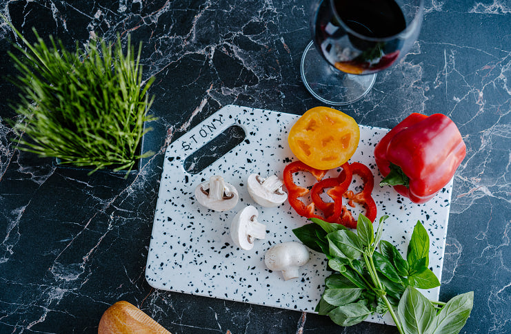 Plastic cutting boards are teeming with bacteria! Read on to learn how to protect yourself and your family from serious illnesses! — Foto